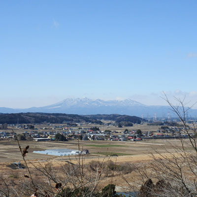 日光連山を遠くに望む雄大な景色の写真